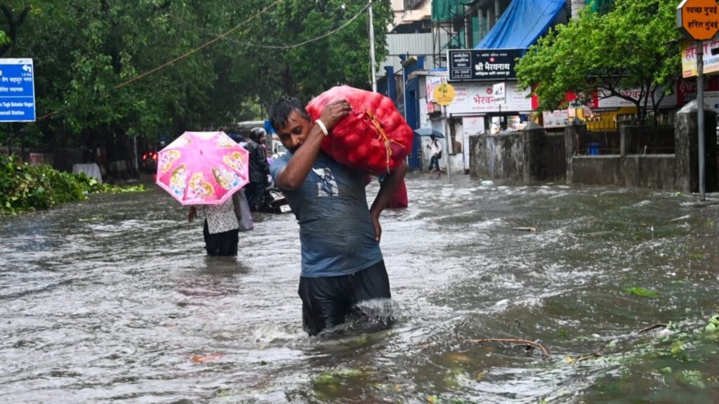 Mumbai Rains: వర్షాలకు మునిగిన ముంబై నగరం