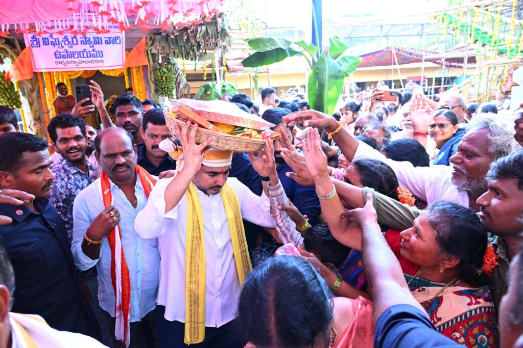 Nara Lokesh : అమ్మవారికి సారె సమర్పించిన మంత్రి నారా లోకేశ్