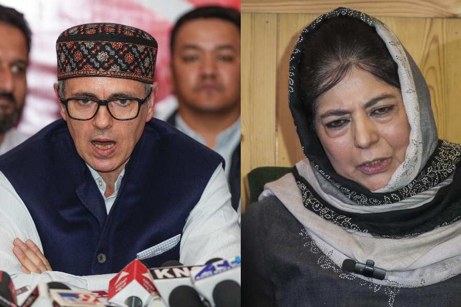 Omar Abdullah ఒమర్ అబ్దుల్లా, మెహబూబా ముఫ్తీ విమర్శల యుద్ధం