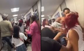 Parent Fight : అమెరికా స్కూల్‌లో తన్నుకున్న తల్లిదండ్రులు..