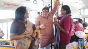 ఆర్టీసీ బస్సులోని ప్రయాణికులతోని మాట్లాడిన పొన్నం, మేయర్ విజయలక్ష్మి