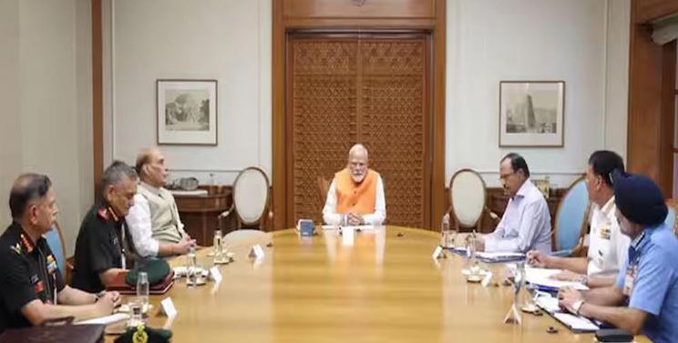 Rajnath Singh: త్రివిధ ద‌ళాధిప‌తులతో రక్షణ మంత్రి రాజ్‌నాథ్ సింగ్ సమావేశం