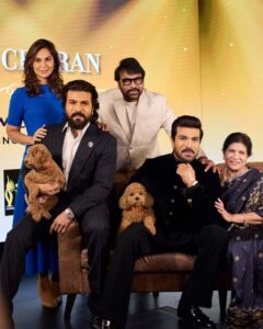 రామ్ చరణ్ విగ్రహంతో మెగా ఫ్యామిలీ ఫొటో