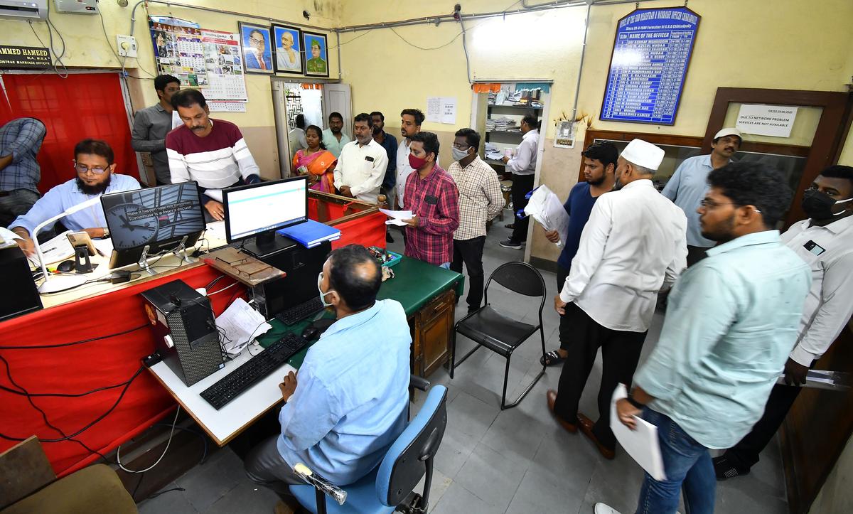 Ration card: రేషన్​కార్డులకు ఫేక్ సెర్టిఫికెట్లతో దోచుకున్న దళారులు