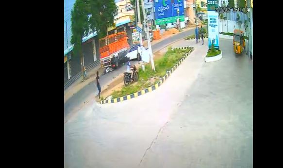 Accident: హైదరాబాద్ రోడ్డు ప్రమాదంలో ముగ్గురు మృతి