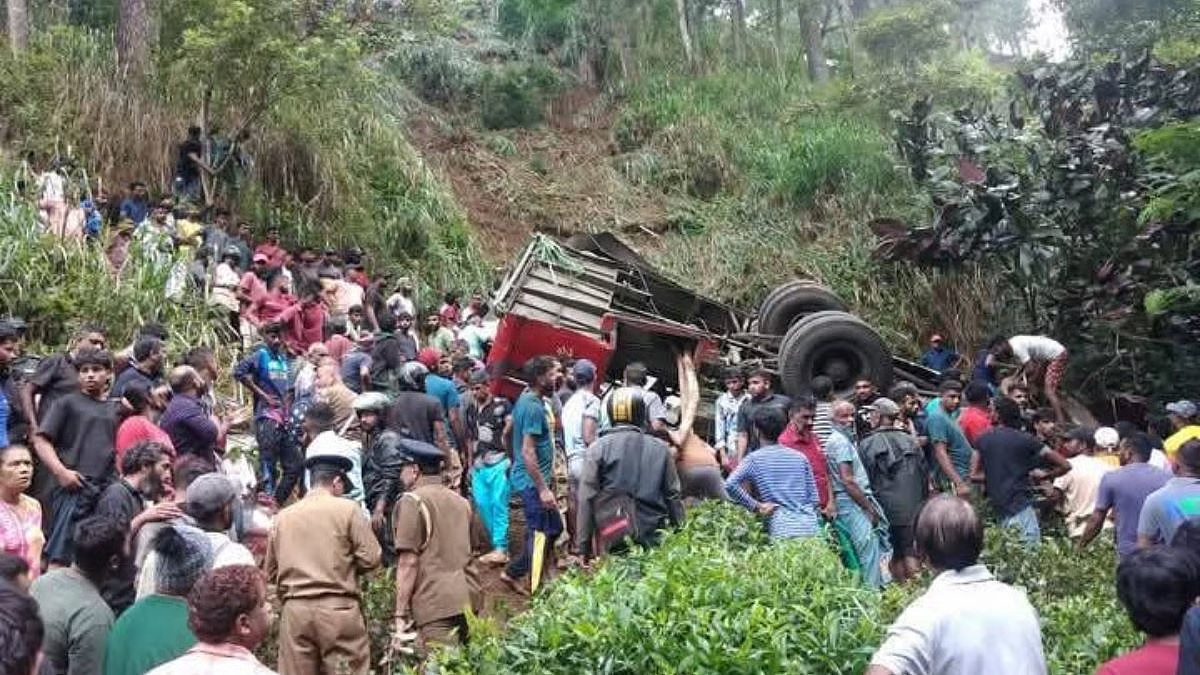 Sri Lanka: శ్రీలంక లోయలో పడ్డ బస్సు ప్రమాదంలో.. 21 మంది మృతి