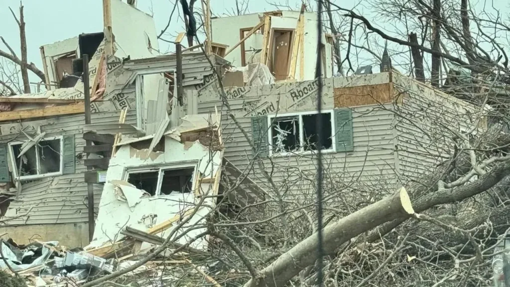 Tornadoes అమెరికాను కుదిపేసిన తుఫాను – 21 మందికి మృతి