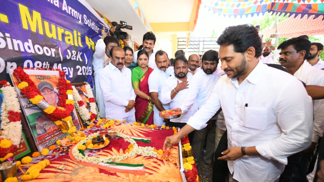 ముర‌ళీ నాయ‌క్ కుటుంబానికి జ‌గ‌న్‌ ఆర్ధిక సాయం