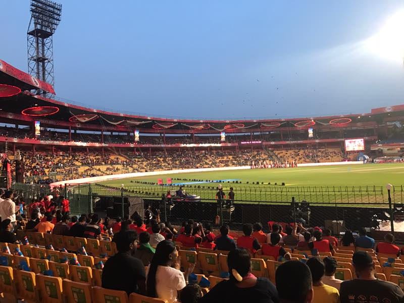 VIP fight at Stadium చిన్నస్వామి స్టేడియంలో వీఐపీల సీటు కోసం ఘర్షణ!