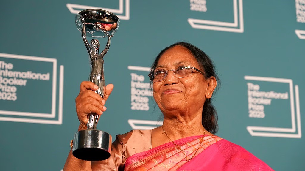 Booker Prize: కన్నడ కథల సంకలనం 'హార్ట్ లాంప్'..బాను ముష్తాక్ కు బుకర్ బహుమతి