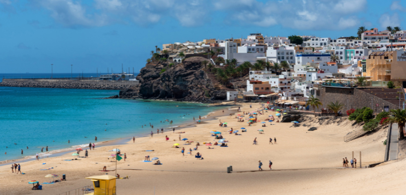  Canary Islands :  టూరిజంకు వ్యతిరేకంగా కేనరీ ప్రజల భారీ నిరసన ప్రదర్శన