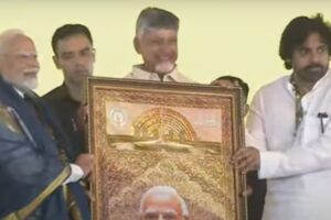 సభా వేదికపైకి వచ్చిన మోదీ, చంద్రబాబు