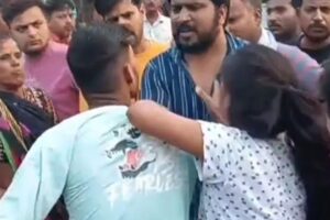 గాళ్‌ఫ్రెండ్‌తో అడ్డంగా దొరికిపోయిన కొడుకు..చితకబాదిన తల్లితండ్రులు.. వీడియో వైరల్