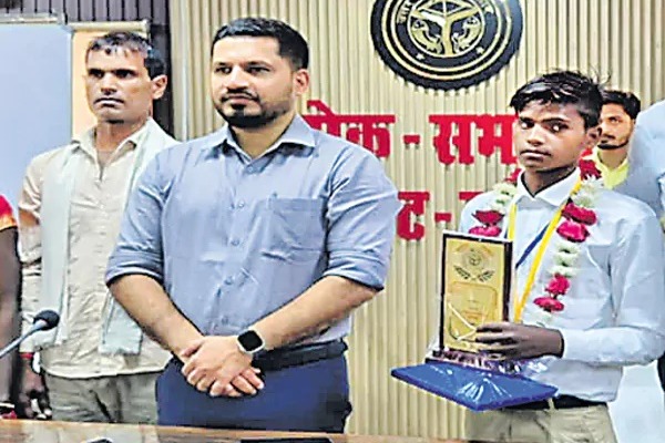 10th class: పదో తరగతి పాసైన కుర్రాడు..పండగ చేసుకున్న గ్రామం