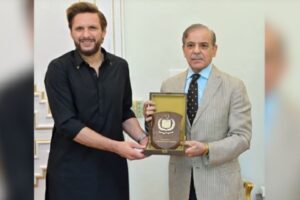 పాక్ క్రికెటర్ షాహిద్ ఆఫ్రిదీని సత్కరించిన ప్రధాని..ఎందుకంటే?