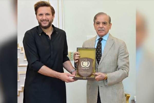 Shahid Afridi: పాక్ క్రికెటర్ షాహిద్ ఆఫ్రిదీని సత్కరించిన ప్రధాని..ఎందుకంటే?