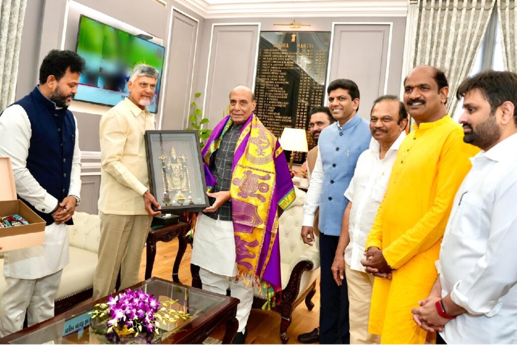 Chandrababu Naidu: కేంద్ర రక్షణ మంత్రి రాజ్‌నాథ్‌ సింగ్‌తో సీఎం చంద్రబాబు భేటీ