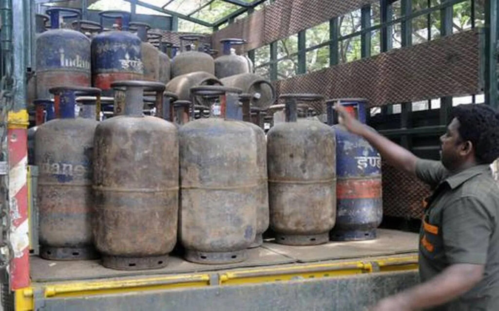 LPG Gas: తగ్గిన కమర్షియల్ సిలిండర్ ధరలు