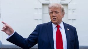 షాపింగ్ కేంద్రాలు విదేశీ విద్యార్థులతో నిండిపోతున్నాయి: ట్రంప్