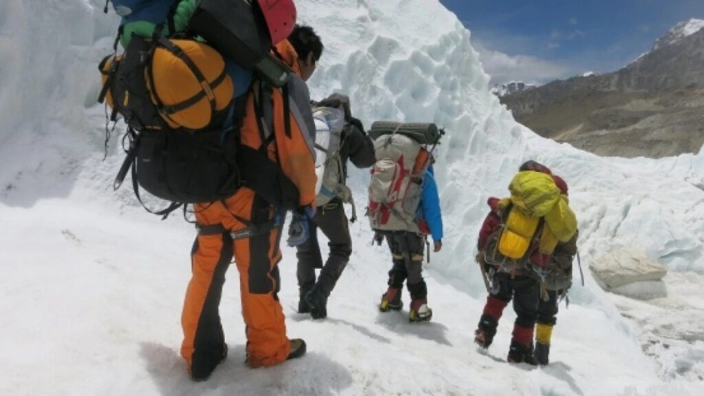 Indian Climber Dies: అనారోగ్యంతో ఎవరెస్టుపైనే మరణించిన భారతీయుడు