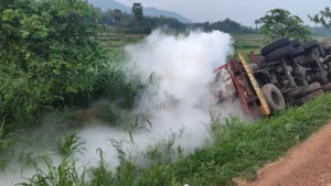 గ్యాస్ ట్రాక్టర్ బోల్తా భయంతో జనం పరుగులు