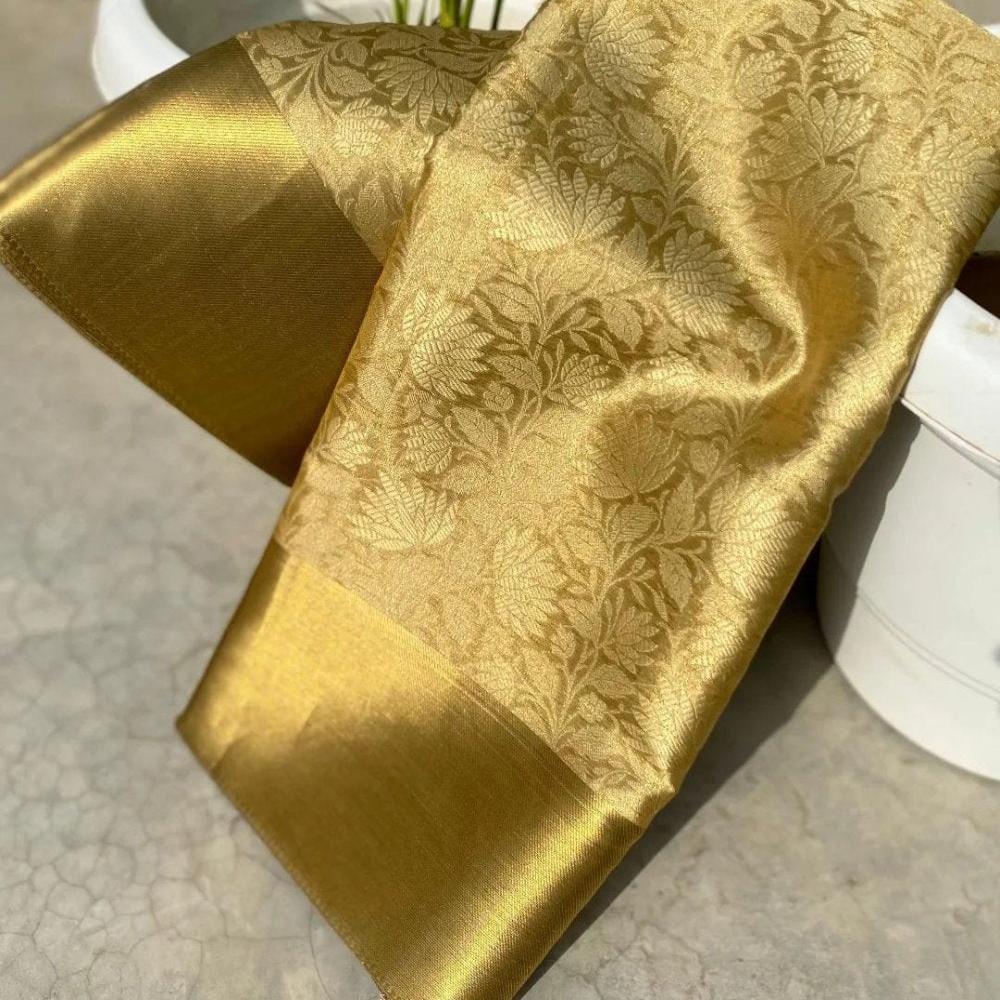 Nita Ambani: బంగారు చీరలో మెరిసిపోయిన నీతా అంబానీ