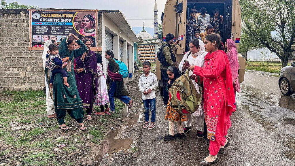 Kashmir: 19 రోజులు నరకయాతన: క్షణం క్షణం భయం భయం..