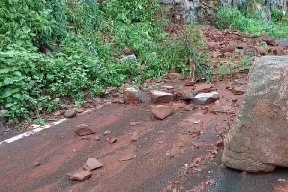 Landslides : విరిగిపడిన కొండచరియలు.. చిక్కుకున్న వందలాది మంది కైలాస్‌ యాత్రికులు