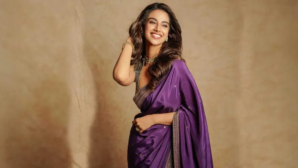 Meenakshi Chowdhury: చీరలో మైమరిపిస్తున్న మీనూ