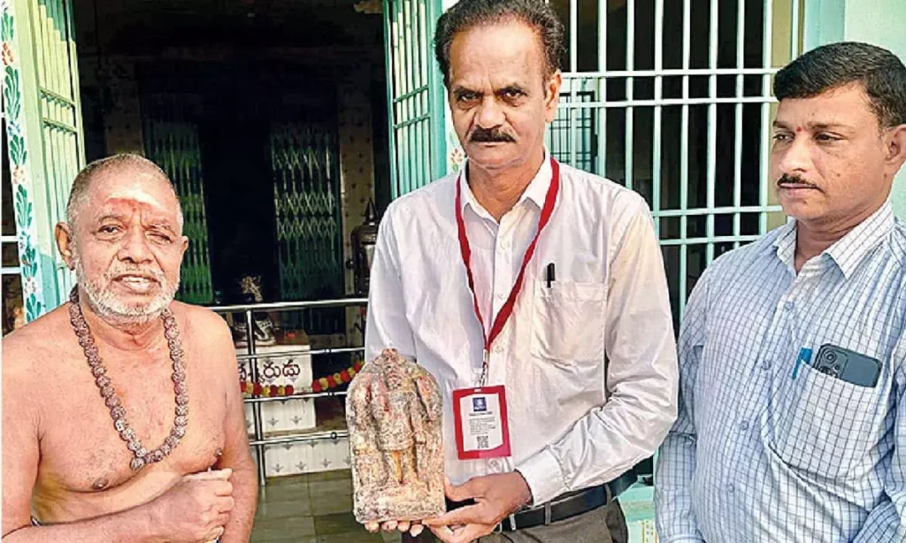 Macherla: మాచర్ల మండలం పొదల్లో లభ్యమైన వీర భద్రుడి శిల్పం