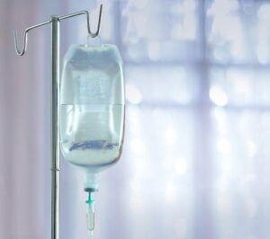 కలుషిత సెలైన్ బాటిల్ కారణంగా 8 మంది మృతి