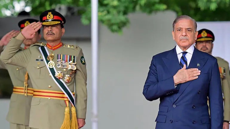 Pakistan: పాత చైనా సైనిక చిత్రాన్ని ప్రధానికి బహుమతిగా ఇచ్చిన పాక్ ఆర్మీ చీఫ్