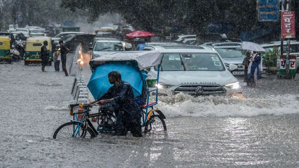  Delhi Rains: ఢిల్లీలో బీభత్సం  సృష్టించిన వడగళ్ల వాన .. మరో రెండు రోజులు భారీ వర్షాలు 