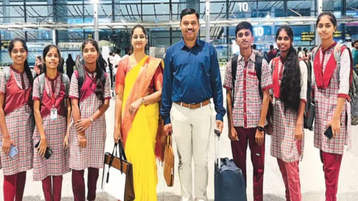 మంచి మార్కులతో పాస్ అయిన విద్యార్థులను విమానంలో ఉచిత టూర్