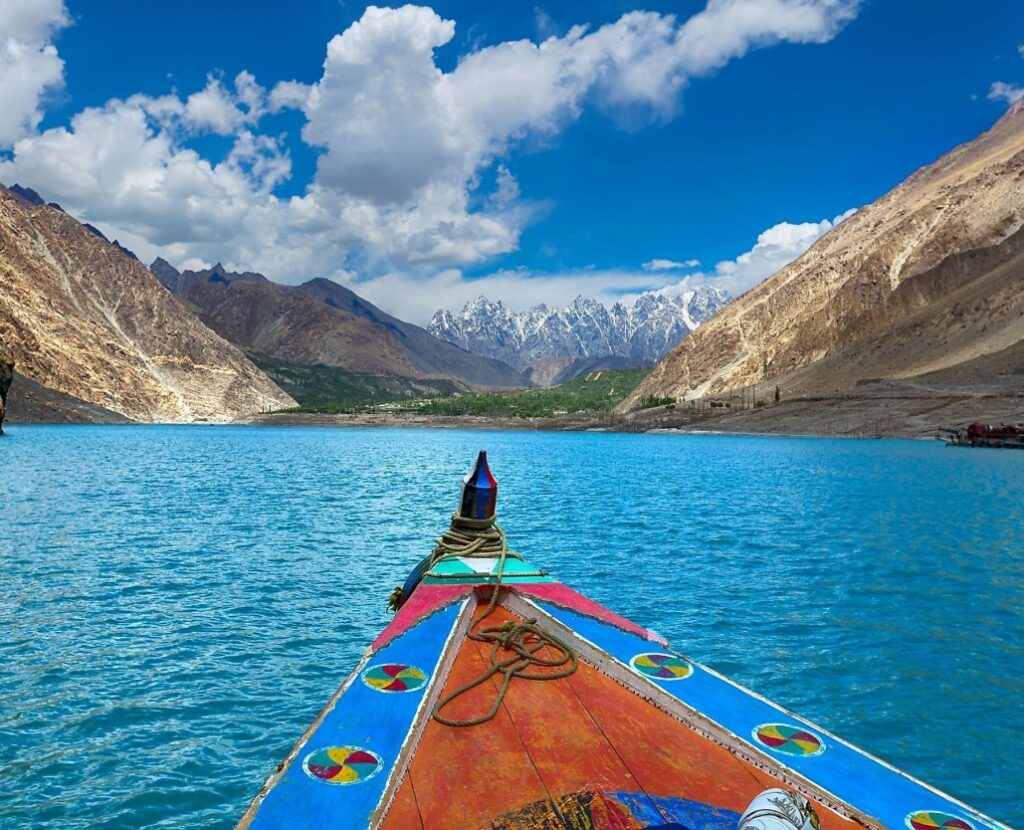 మాయా జలం నీటిని చూసారా?: హుంజా లోయలోని హిమానీనదం నుంచి ప్రవహించే నీటిని స్థానిక ప్రజలు మాయా జలంగా భావిస్తారు. శరీరాన్ని నిర్విషీకరణ చేయడంలో సహాయపడే ఖనిజాలు, యాంటీఆక్సిడెంట్లు ఇందులో పుష్కలంగా ఉన్నాయని శాస్త్రవేత్తలు కనుగొన్నారు.