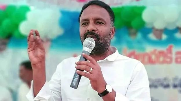 Attack : బ‌స్సు కండ‌క్ట‌ర్‌పై వైసీపీ మాజీ ఎమ్మెల్యే దాడి