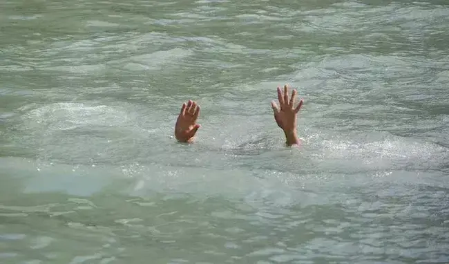 Hyderabad: ఆడుకుంటూ ప్రమాదవశాత్తు చెరువులో పడి బాలిక మృతి