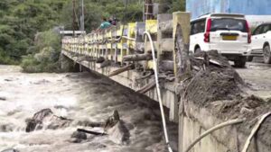 ఉత్తరాఖండ్ , హిమాచల్ ప్రదేశ్ లో భారీ వరదలకు 17 మంది మృతి