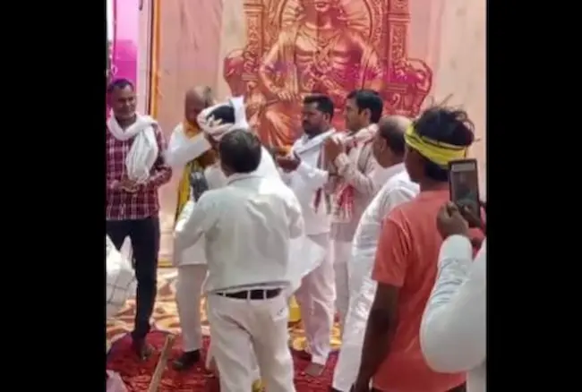 Uttar Pradesh: పార్టీ అధ్యక్షుడికి దండవేసి చెంప చెళ్లుమనిపించిన కార్యకర్త