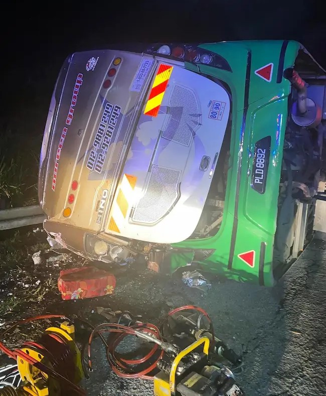 Malaysia: మలేషియా రోడ్డు ప్రమాదంలో 15 మంది మృతి