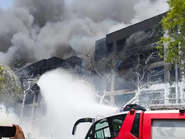 Plane Crash: పీజీ వైద్య విద్యార్థుల హాస్టల్‌ భవనంపై కూలిన విమానం