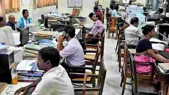 Employees: ఉద్యోగుల హాజరు నమోదుకు పకడ్బందీ చర్యలు