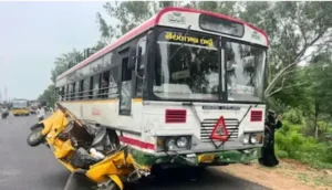 ఆటో బస్ డీ కొన్న దృశ్యం