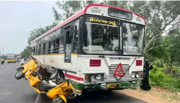 Accident: ఆటో బస్ డీ కొన్న దృశ్యం