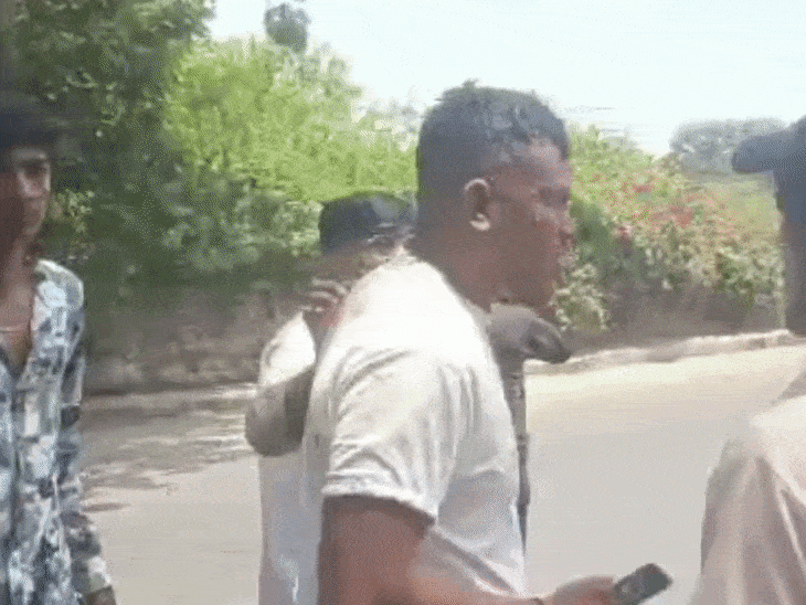 Ahmedabad Plane Crash : విమాన ప్రమాదం నుంచి ఒకే ఒక్కడు ప్రాణాలతో బయటపడ్డాడు కానీ…