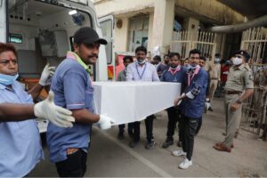 విమాన ప్రమాద వేళ అండగా నిలిచిన శవపేటికల తయారీదారు