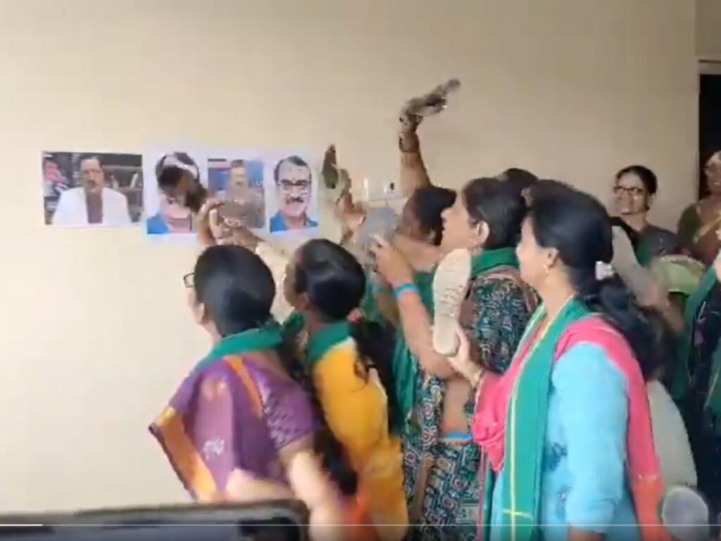 Amaravahi Women : జర్నలిస్టుల ఫొటోలపై చెప్పులతో కొట్టిన మహిళలు