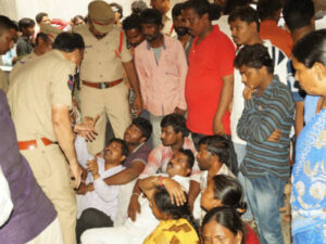 గోడ కూలిన ఘటనలో ఇద్దరు కూలిలు మృతి