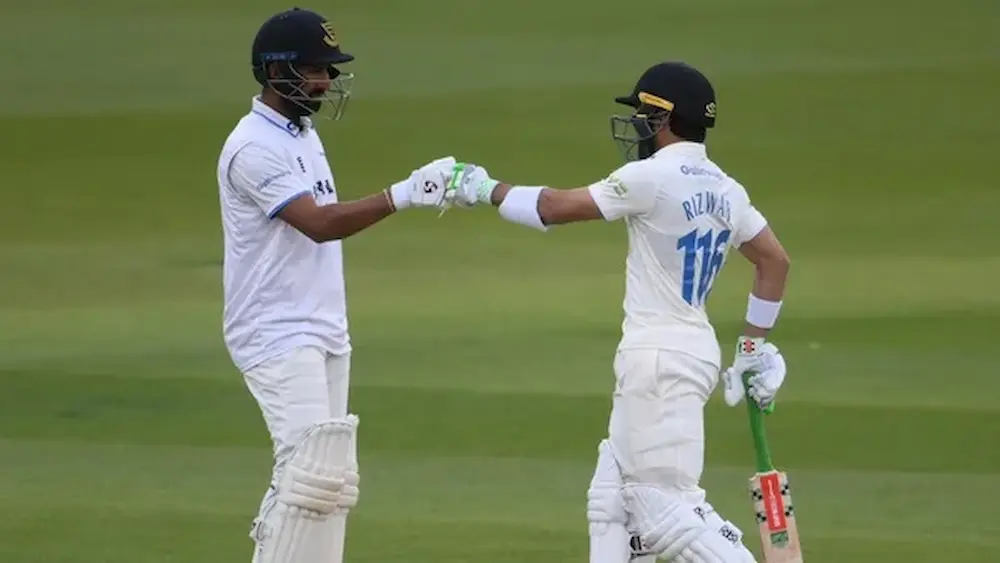 County match: కౌంటీ మ్యాచ్లో ఆలింగనం చేసుకున్న భారత్, పాక్ ఆటగాళ్లు