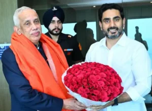 విశాఖలో గవర్నర్‌ను కలిసిన మంత్రి నారా లోకేశ్